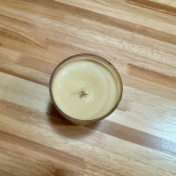 Bath and Body Works White Barn Hot Cocoa & Cream Candle with Gold Accents - Picture 6 of 6